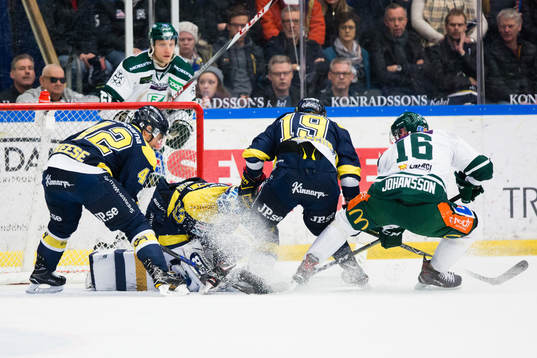 s Dylan Reese, målvakt Fredrik Pettersson-Wentzel och Erik