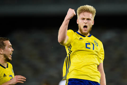 Sveriges Kalle Holmberg och Anton Tinnerholm jublar efter 1-1