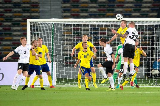 Sveriges Joakim Nilsson och Estlands Joonas Tamm med Robert Gojani och Anton Tinnerholm ser på