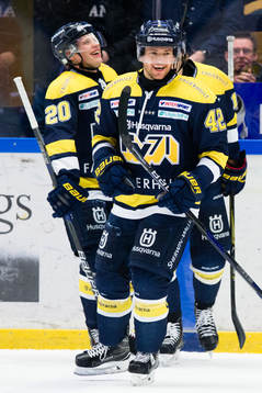 s Lawrence Pilut och Dylan Reese jublar