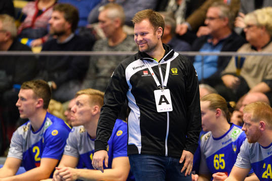 Sveriges förbundskapten Kristján Andrésson jublar