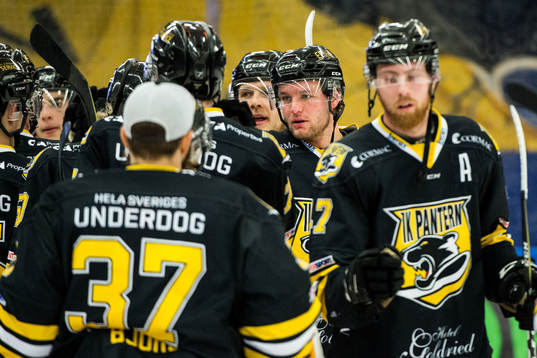 Panterns Robin Dahse jublar med lagkamrater