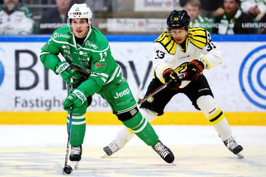 Brynäs Elias Fälth  jagar Rögles Bryan Lerg