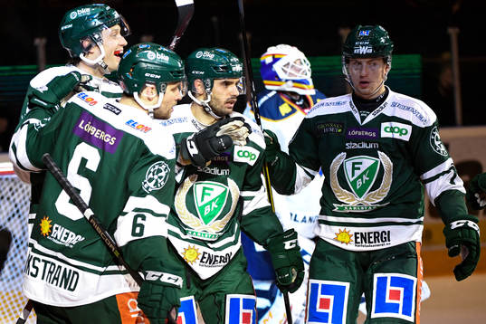 Färjestads Johan Ryno jublar med Mikael Wikstrand, Martin