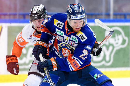 Växjös Brendan Shinnimin jagas av Karlskronas Daniel