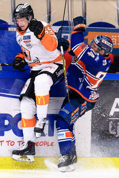 Växjös Brendan Shinnimin tacklar Karlskronas David Printz