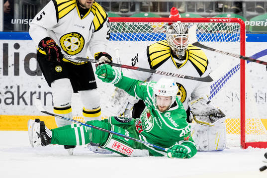 Rögles Sebastian Collberg och Brynäs målvakt David Rautio