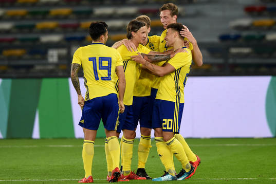 Sveriges Gustaf Nilsson jublar med Jiloan Hamad och Jordan Larsson efter 1-0-målet