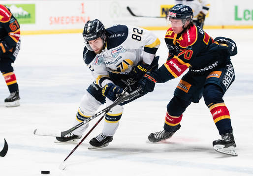 s Kevin Stenlund i kamp om pucken med Djurgårdens Marcus