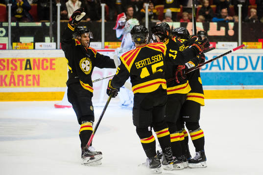 Brynäs Jesper Jensen och Simon Bertilsson jublar med Jesper Boqvist efter 2-0