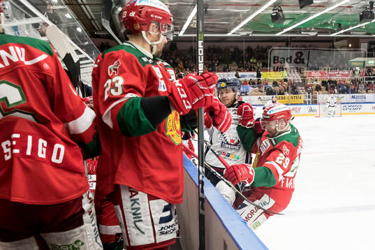 Moras Tomas Skogs och Marcus Fagerudd  i ishockeymatchen i