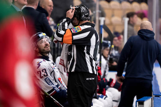 Linköpings Niklas Persson och domare Sören Persson i