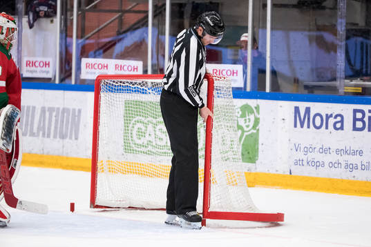 Linjedomare rättar till målet i ishockeymatchen i SHL