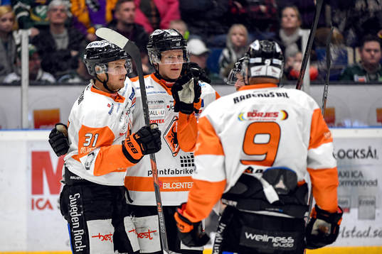 Karlskronas Marcus Paulsson jublar med lagkamrater