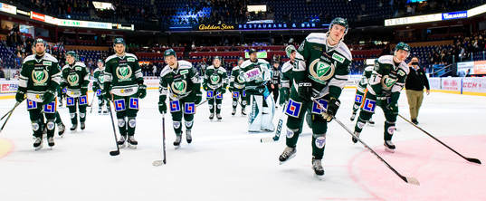 Färjestads spelare jublar och tackar publiken