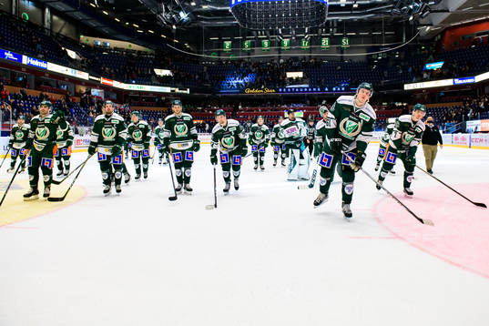 Färjestads spelare jublar och tackar publiken