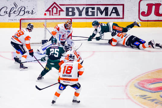 Färjestads Oskar Steen och Karlskronas David Printz i en