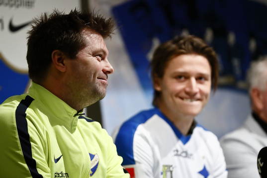 Norrköpings tränare Jens Gustafsson presenterar Simon