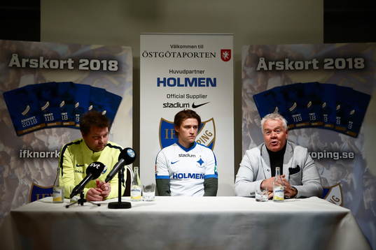 Norrköpings ordförande Peter Hunt presenterar Simon Thern