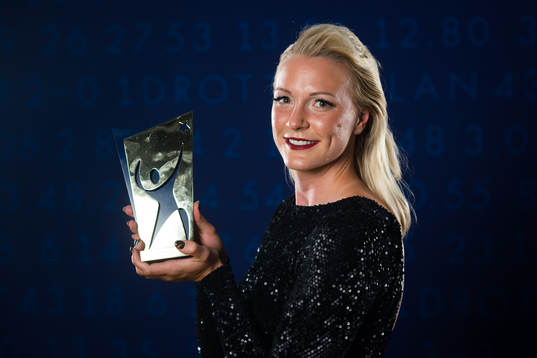 Sarah Sjöström jublar med priset för Årets Kvinnliga