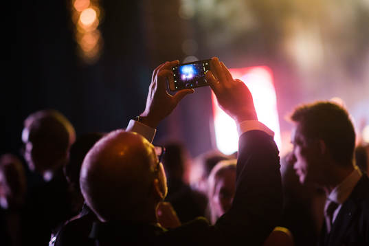 En gäst fotograferar med sin mobiltelefon