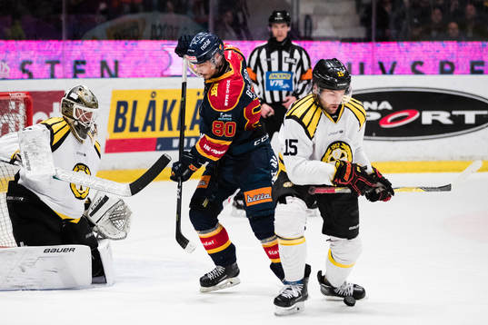 Djurgårdens Gustav Possler och Brynäs Simon Bertilsson i