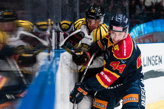 Brynäs Kevin Clark i kamp om pucken med Djurgårdens Lukas