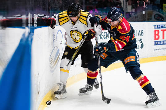 Brynäs Kevin Clark i kamp om pucken med Djurgårdens Lukas