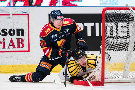 Djurgårdens Marcus Davidsson trycker ner Brynäs Elias