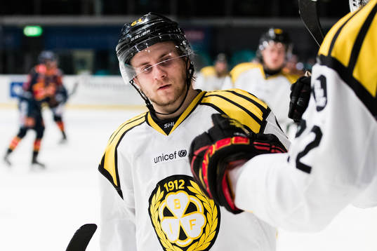 Brynäs Juuso Ikonen gratuleras av sina lagkamrater till