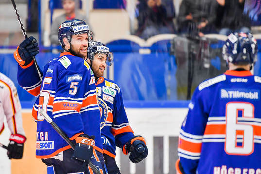 Växjös Noah Welch och Andrew Calof jublar