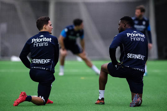 Amin Affane och Abdul Razak stretchar