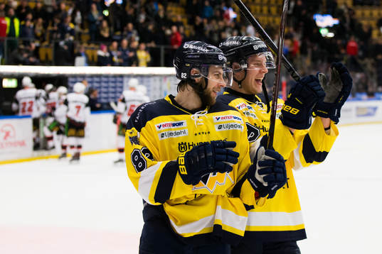 s Kevin Stenlund och Victor Ejdsell jublar