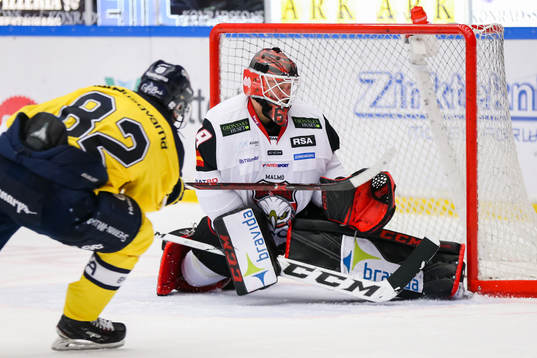 s Kevin Stenlund med avgörande 5-4 bakom målvakt Oscar