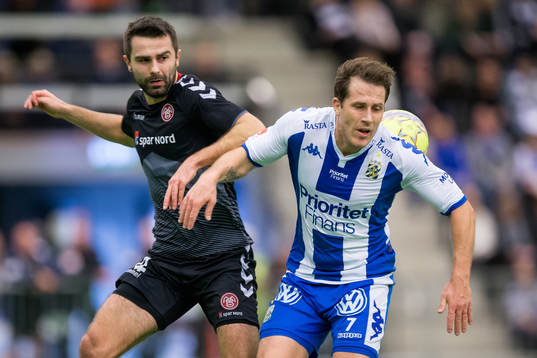Ålborgs Jakob Blåbjerg i kamp med IFK Göteborgs Tobias Hysén