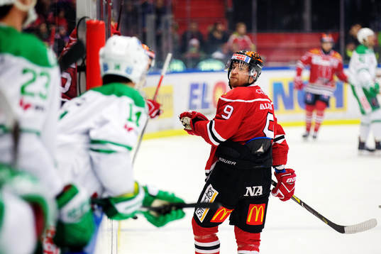 Rögles Stephen Perfetto i diskussion med Örebros Tylor