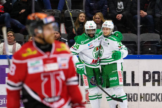Rögles Samuel Jonsson jublar med Rögles Edwin Hedberg
