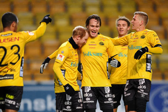 Elfsborgs Viktor Prodell (mitten) jublar med lagkamrater