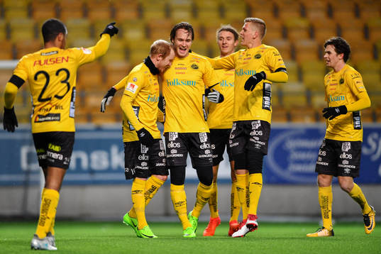 Elfsborgs Viktor Prodell (mitten) jublar med lagkamrater