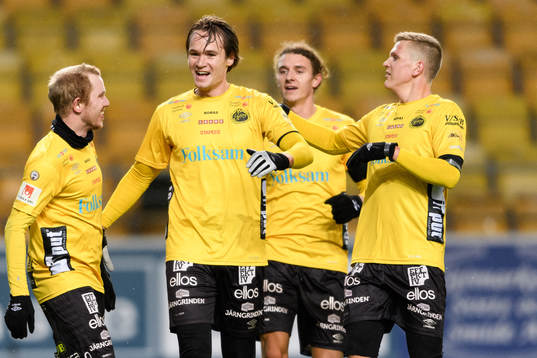 Elfsborgs Viktor Prodell jublar tillsammans med Simon Lundevall, Christopher Mc Vey och Joakim Nilsson efter kvittering till 1-1