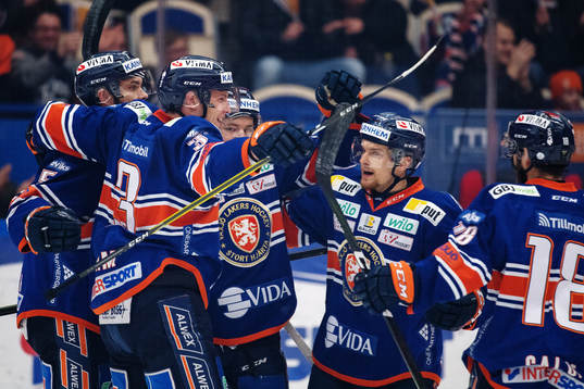 Växjös Robert Rosén jublar med lagkamrater