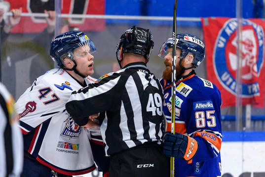 Gruff mellan Linköpings Anton Karlsson och Växjös Liam