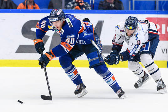 Växjös Elias Pettersson jagas av Linköpings Tony