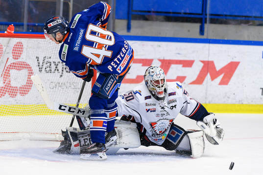 Linköpings målvakt Jonas Gustavsson stoppar ett avslut