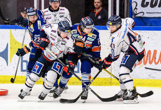 Växjös Tuomas Kiiskinen mellan Linköpings Ken André