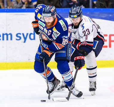 Växjös Liam Reddox jagas av Linköpings Niklas Persson