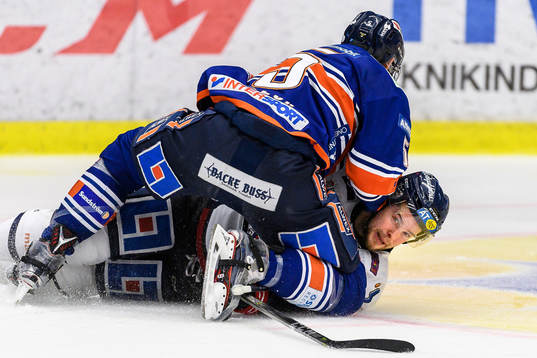 Växjös Noah Welch trycker ner Linköpings Andrew Gordon