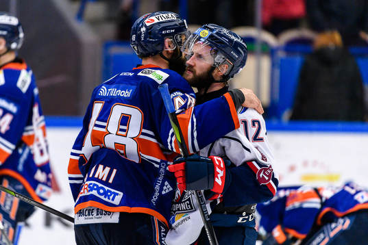 Växjös Daniel Rahimi kramar om Linköpings Sebastian