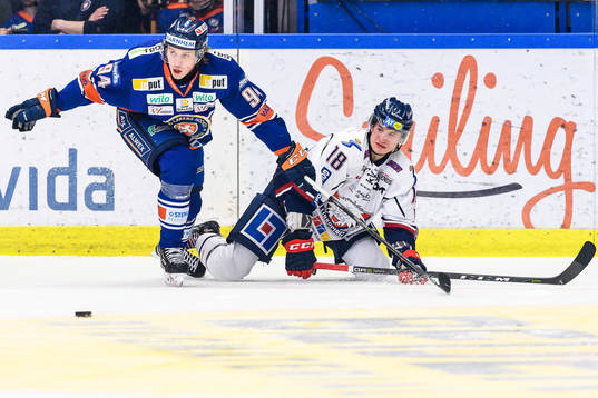 Linköpings Jacob Lilja faller