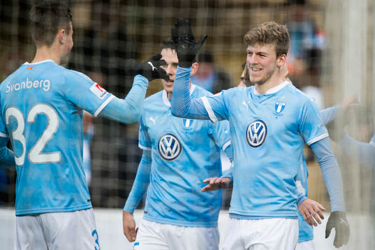 Malmö FFs Teddy Bergqvist jublar med Mattias Svanberg efter sitt 1-0 mål